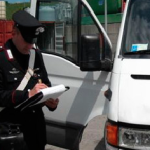 Donna vola dal furgone in corsa, è grave