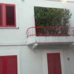 Trova il ladro sul balcone e lui si butta