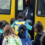 scuolabus con scolari